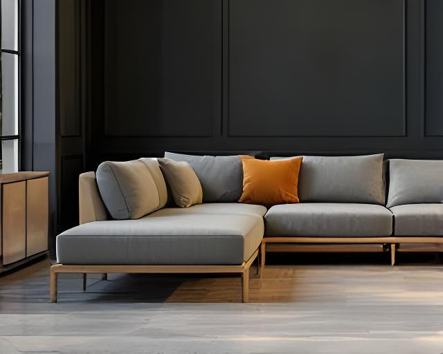 Modulares Sofasystem aus heller Eiche und grauem Stoff vor einer dunklen Wand im Showroom